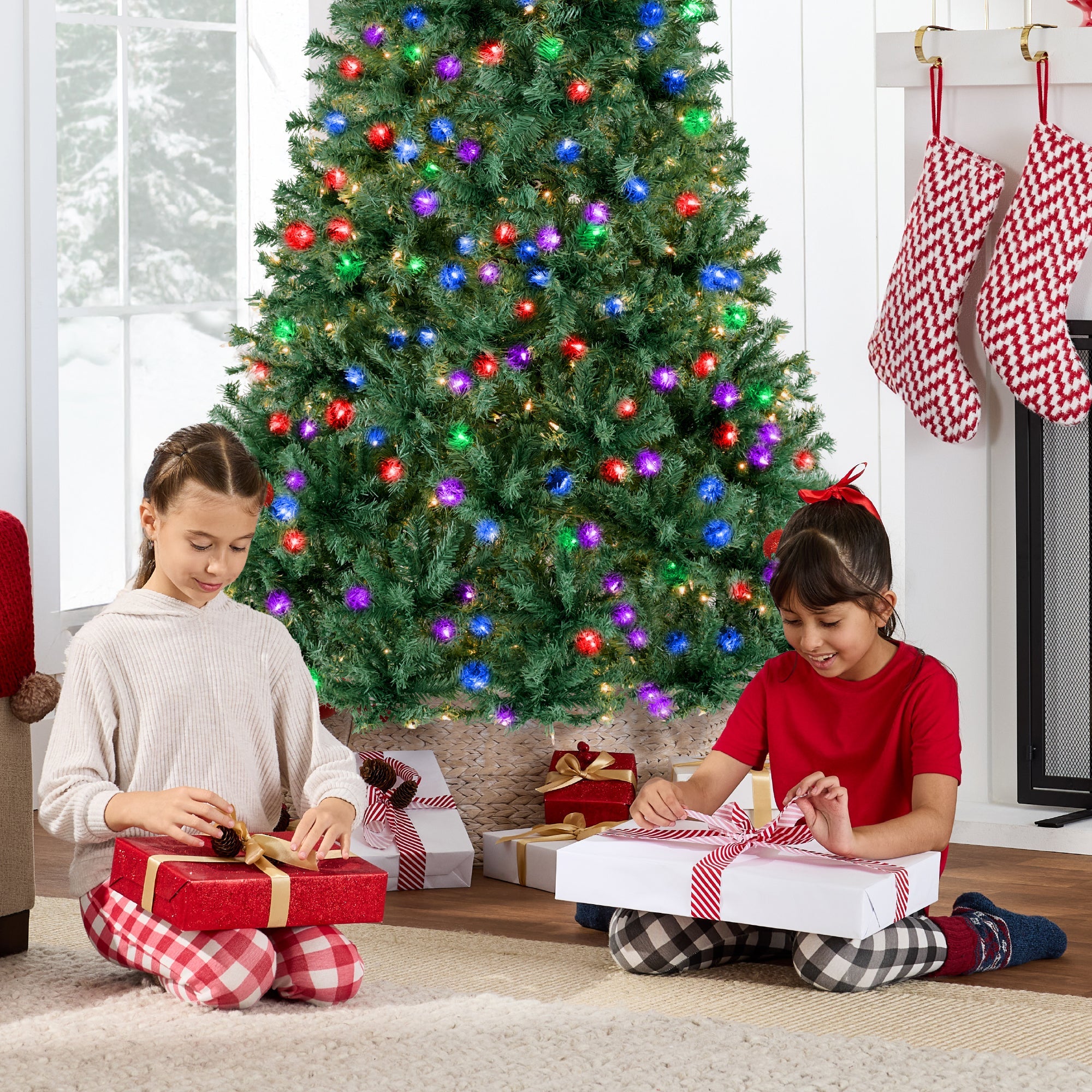 Premium Artificial Pre-Lit Pine Christmas Tree with 1,000 Tips 250 Lights with eye-catching holiday style